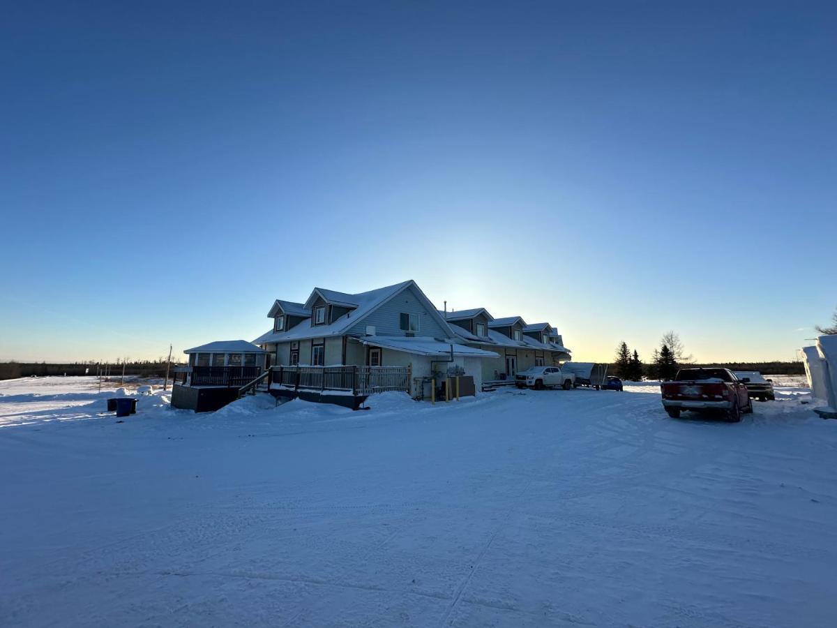 North Adventure Inn Cochrane Exterior photo